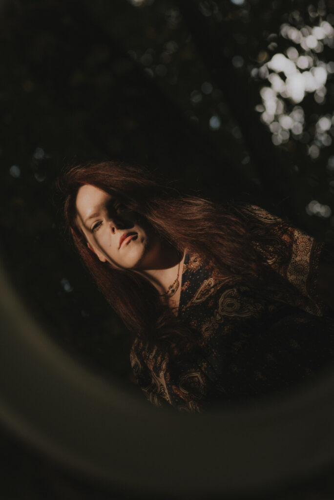 Szamanka odbijająca się w lustrze