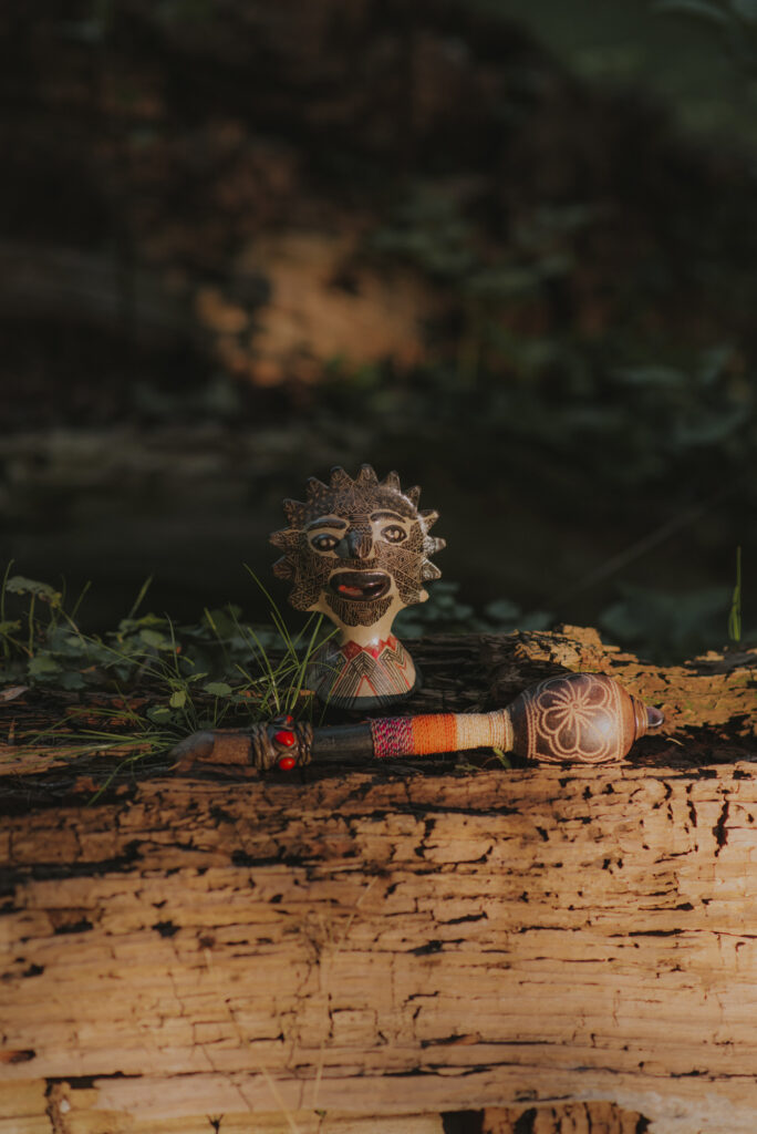 szamańska grzechotka i słońce z drewna