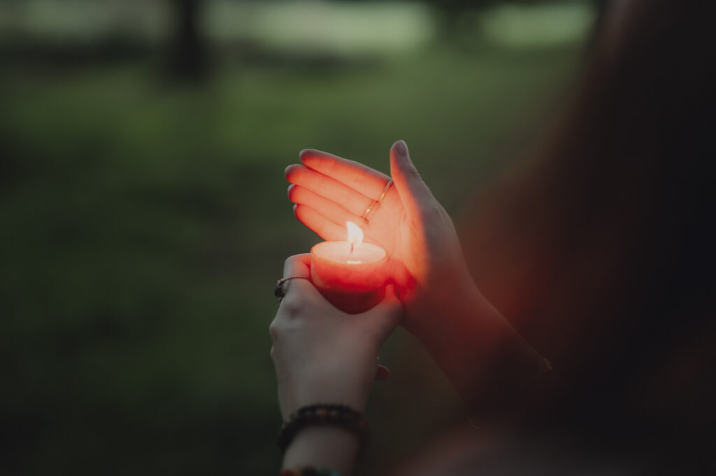 świeca w dłoni