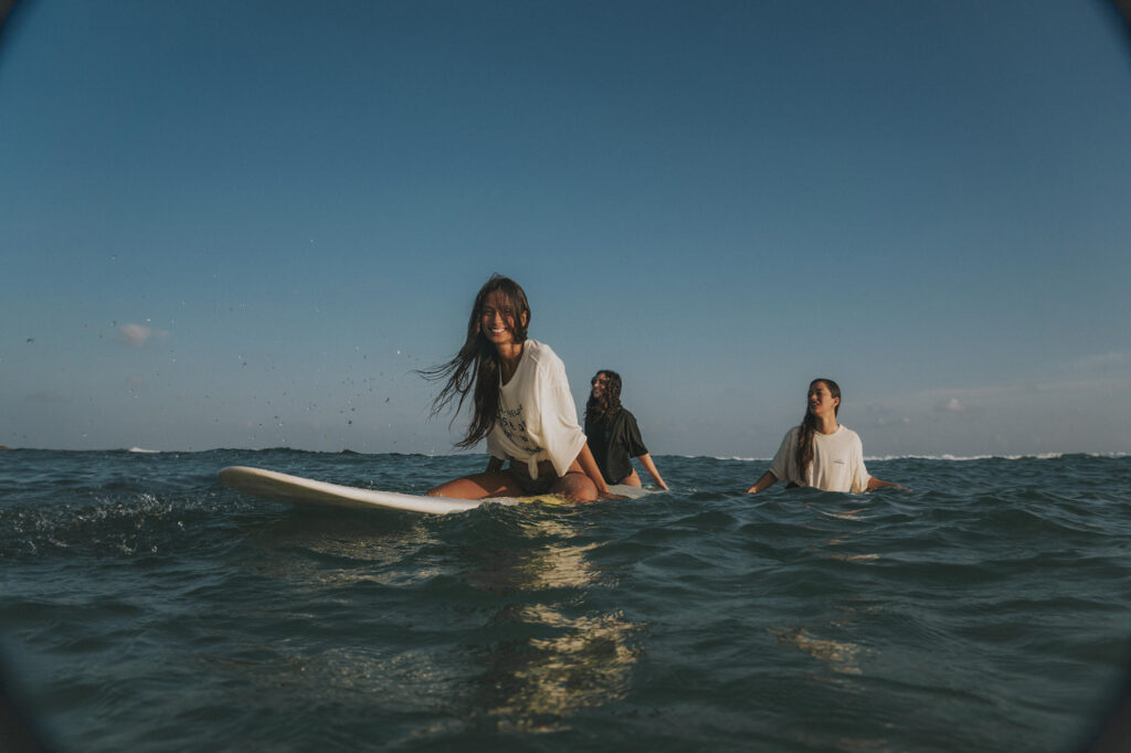 sri lanka - kobiety w oceanie na deskach surfingowych