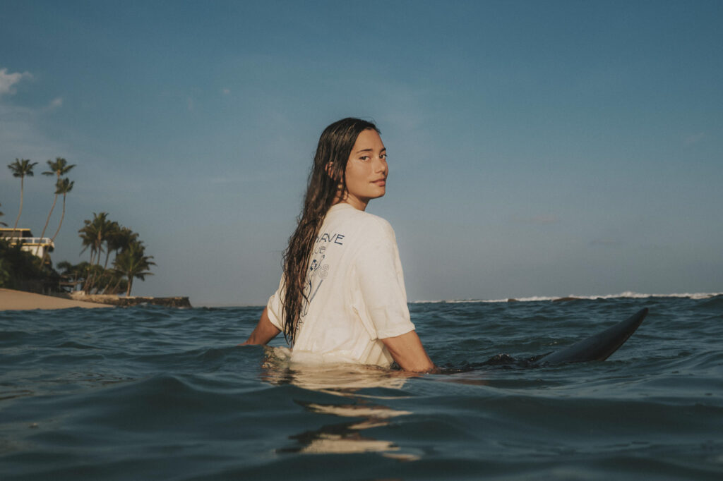 sri lanka - kobieta w oceanie na desce surfingowej