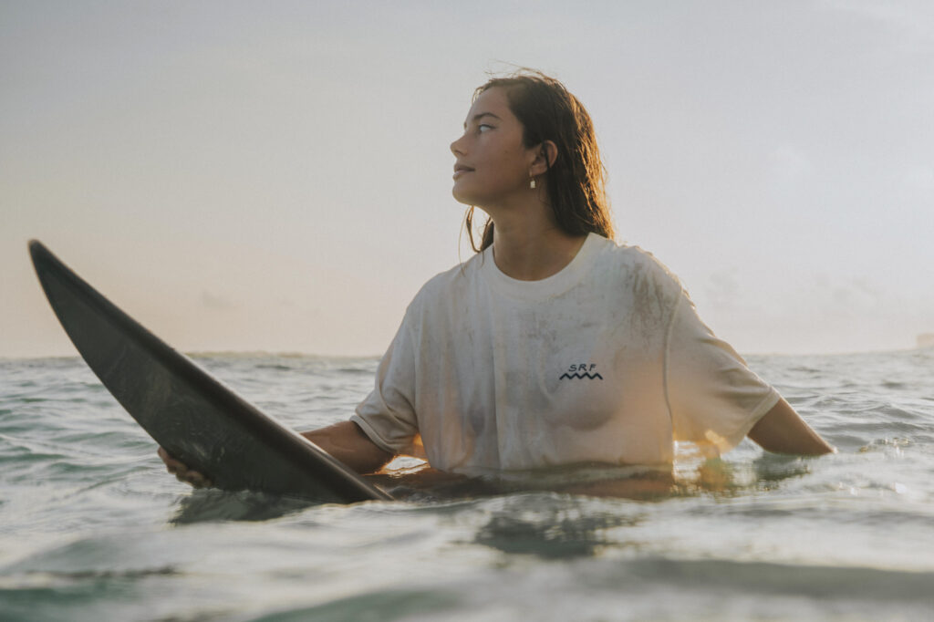 sri lanka - kobieta w oceanie na desce surfingowej