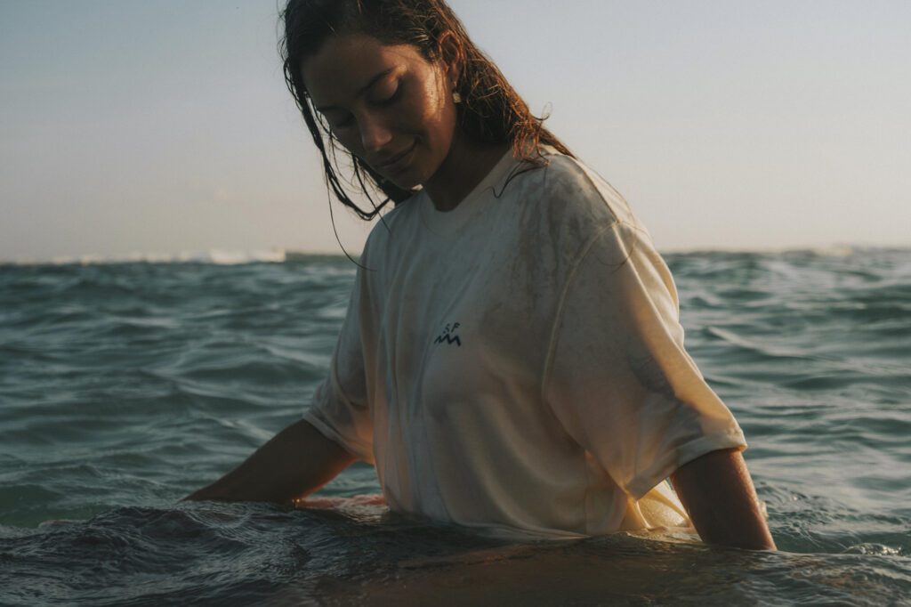 sri lanka - kobieta w oceanie na desce surfingowej