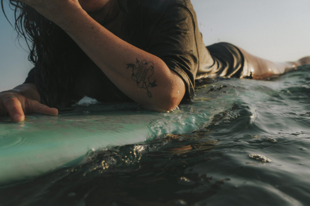 sri lanka - kobieta w oceanie na desce surfingowej