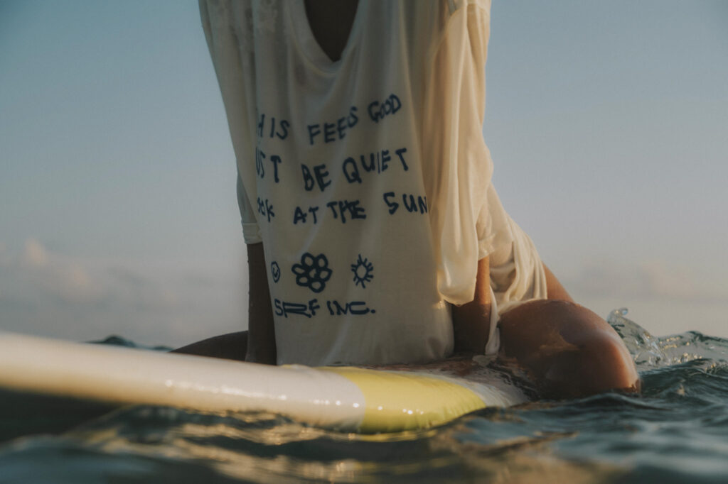 sri lanka - kobieta w oceanie na desce surfingowej