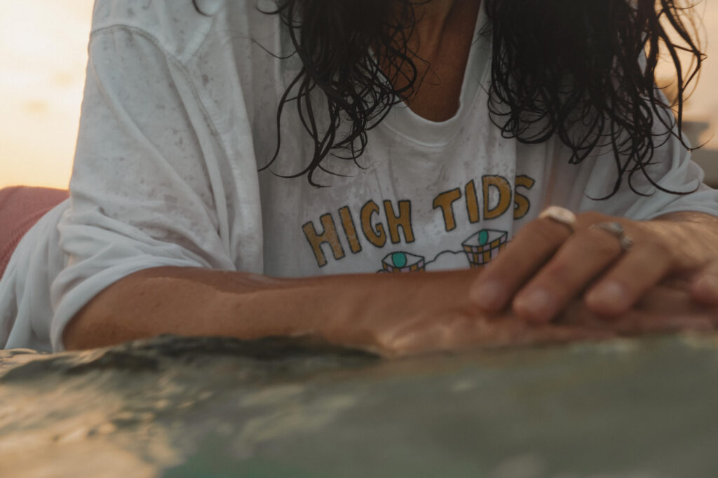 sri lanka - kobieta w oceanie na desce surfingowej