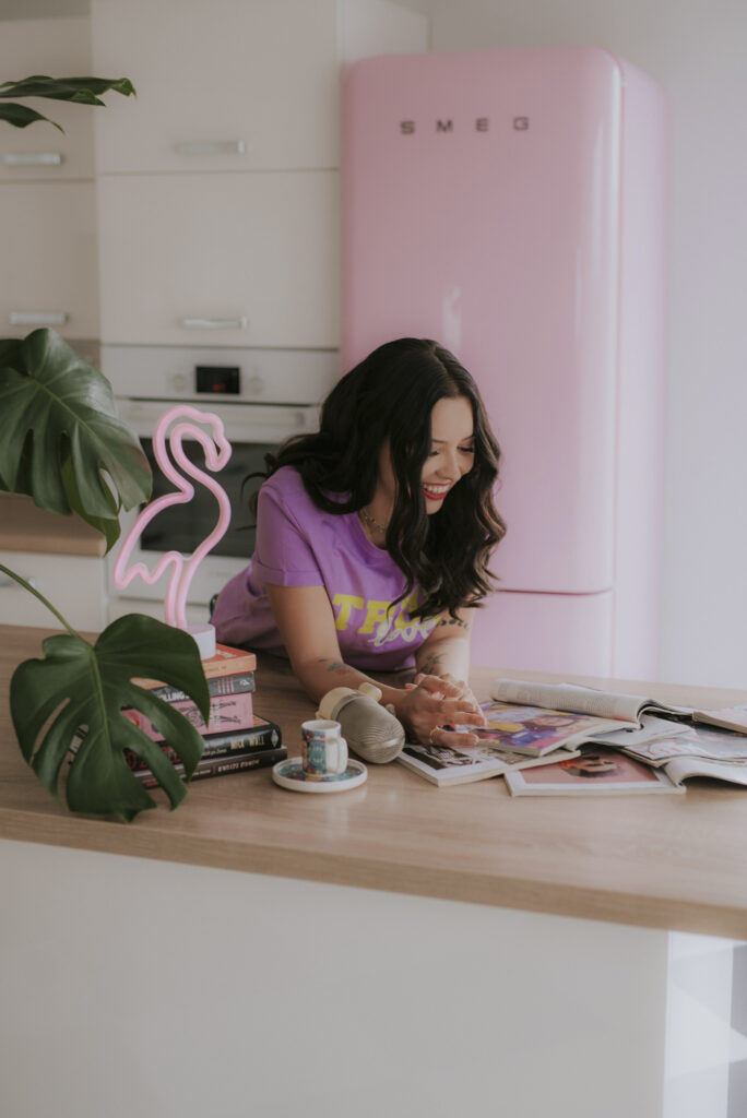 Autorka Astrokultury - Agata przeglądająca prasę, w otoczeniu książek