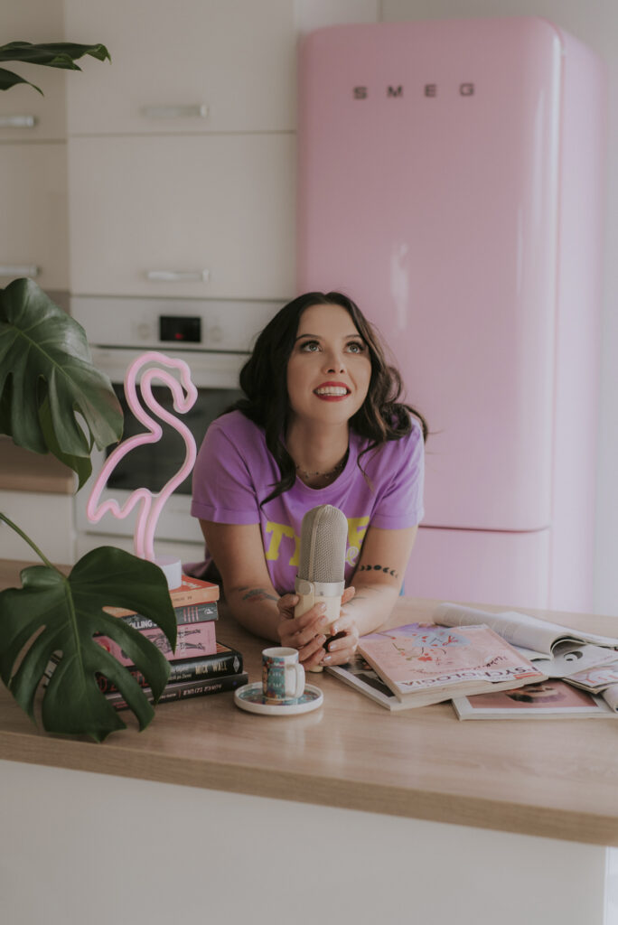 Astrolog Agata z mikrofonem w dłoni. Autorka Astrokultury