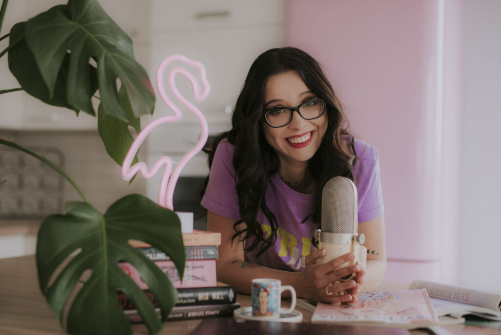 Astrolog Agata z mikrofonem w dłoni - autorka Astrokultury