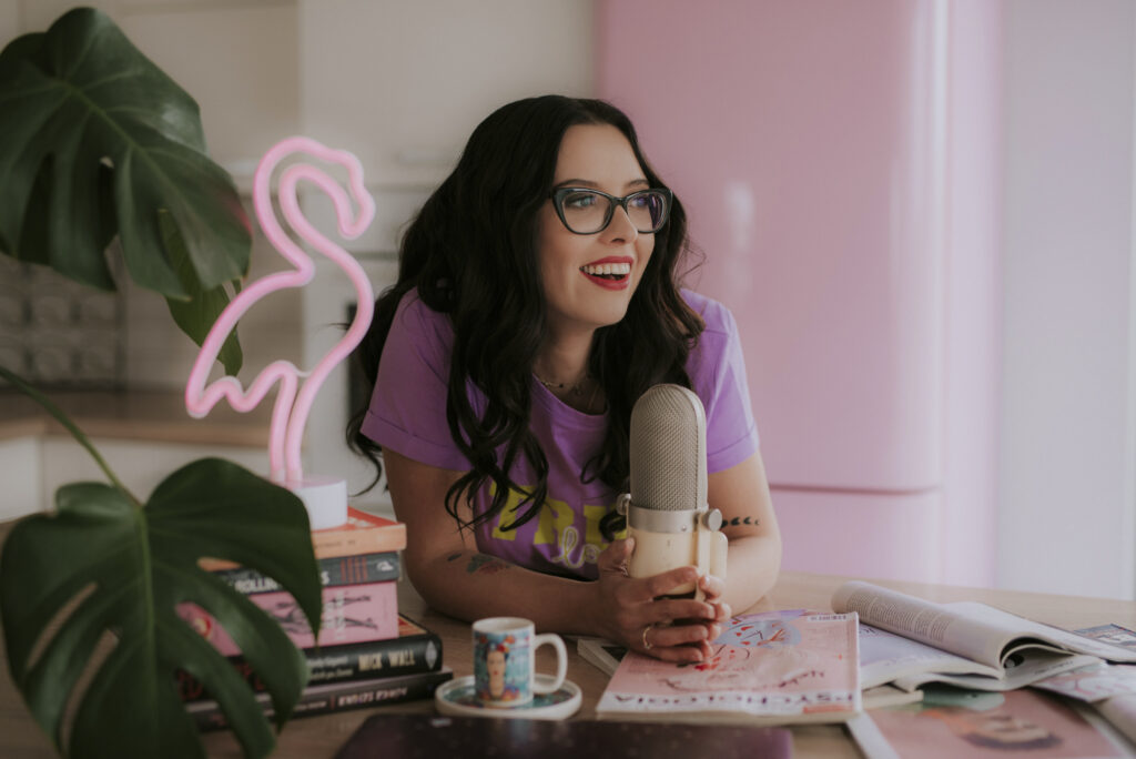 Astrolog Agata z mikrofonem w dłoni. Autorka Astrokultury