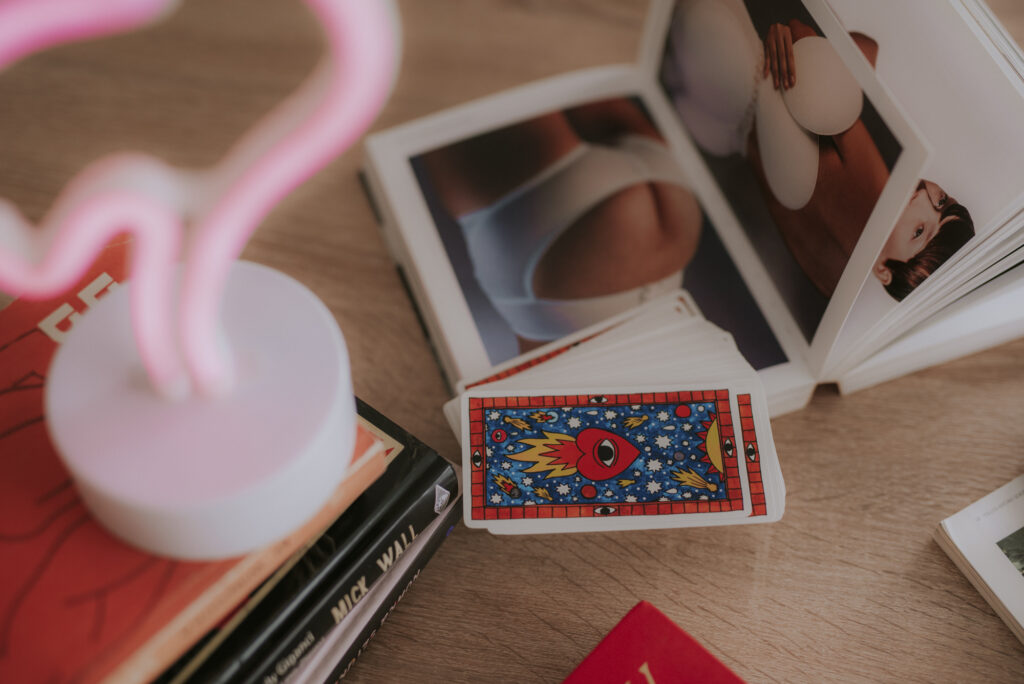 karty tarota i książki