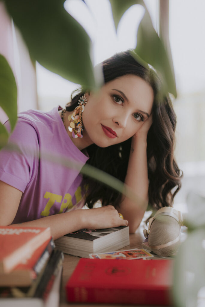 Astrolog Agata w otoczeniu książek - autorka Astrokultury