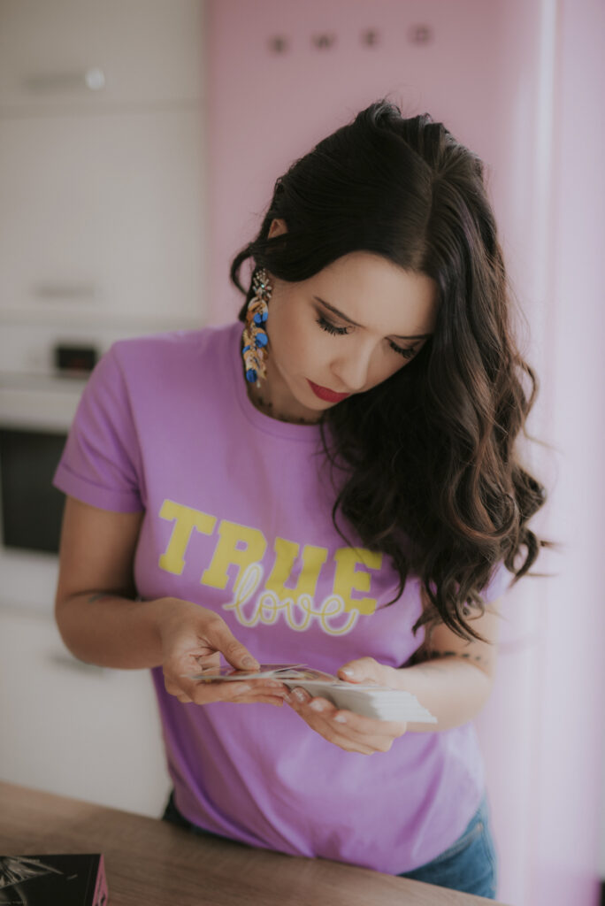 Astrolog Agata przeglądająca karty tarota - autorka Astrokultury