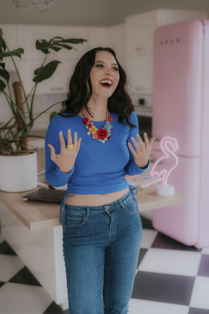 Astrolog Agata w niebieskim stroju, gestykulująca - autorka Astrokultury