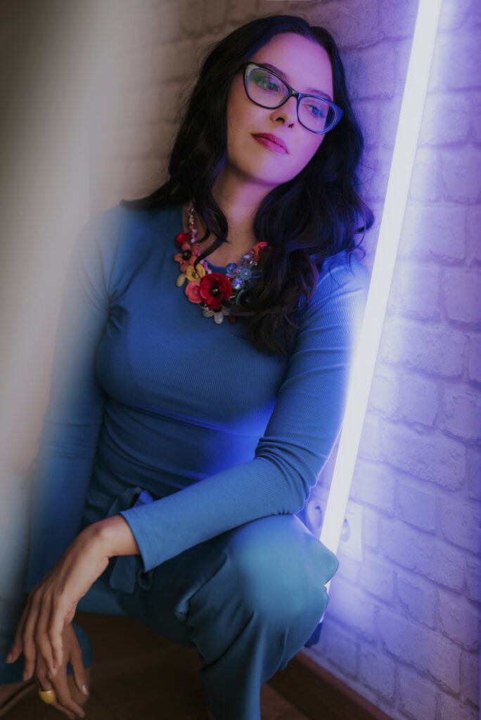 Astrolog Agata w niebieskim stroju z neonem - autorka Astrokultury