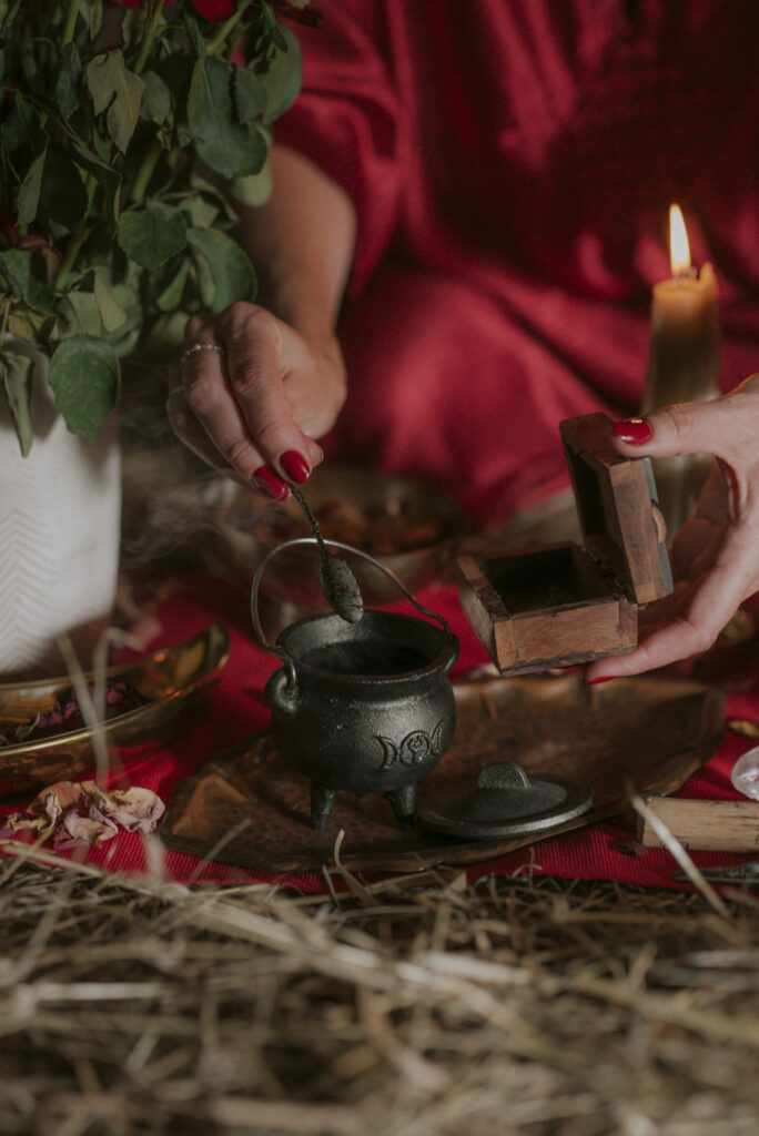 dodawanie kadzidła do kociołka na święto lammas