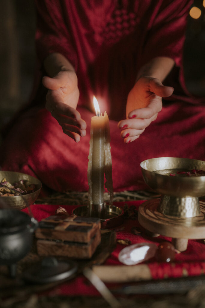 kobieta wiedźma w czerwonej szacie podczas święta lammas