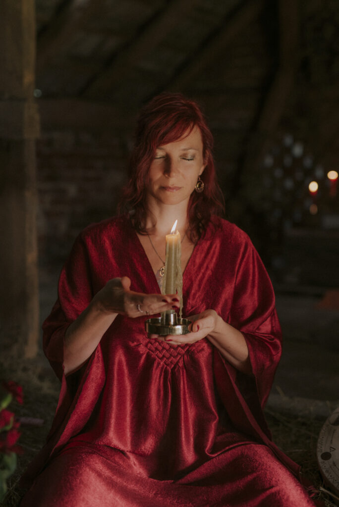 kobieta wiedźma w czerwonej szacie podczas święta lammas