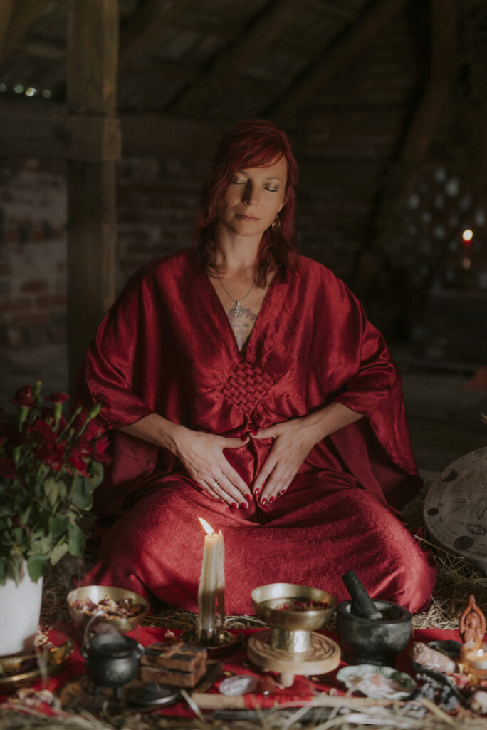 kobieta wiedźma w czerwonej szacie