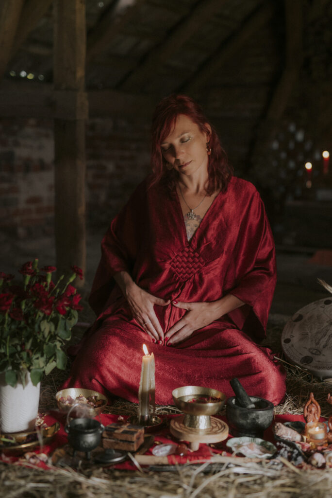 kobieta wiedźma w czerwonej szacie podczas święta lammas