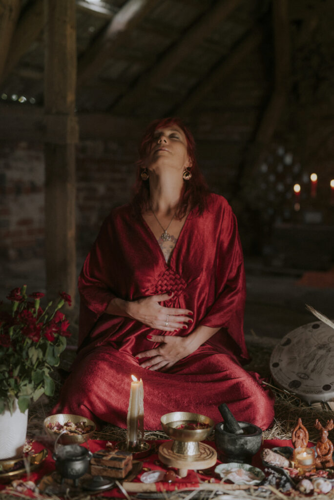 kobieta wiedźma w czerwonej szacie podczas święta lammas