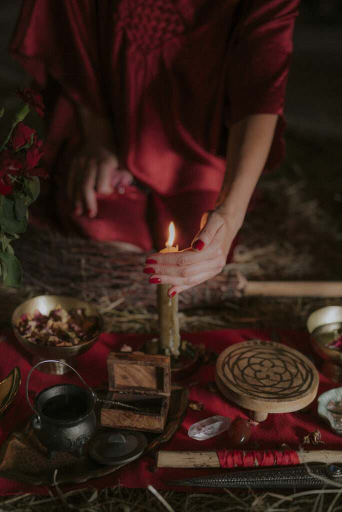 kobieta wiedźma w czerwonej szacie podczas święta lammas