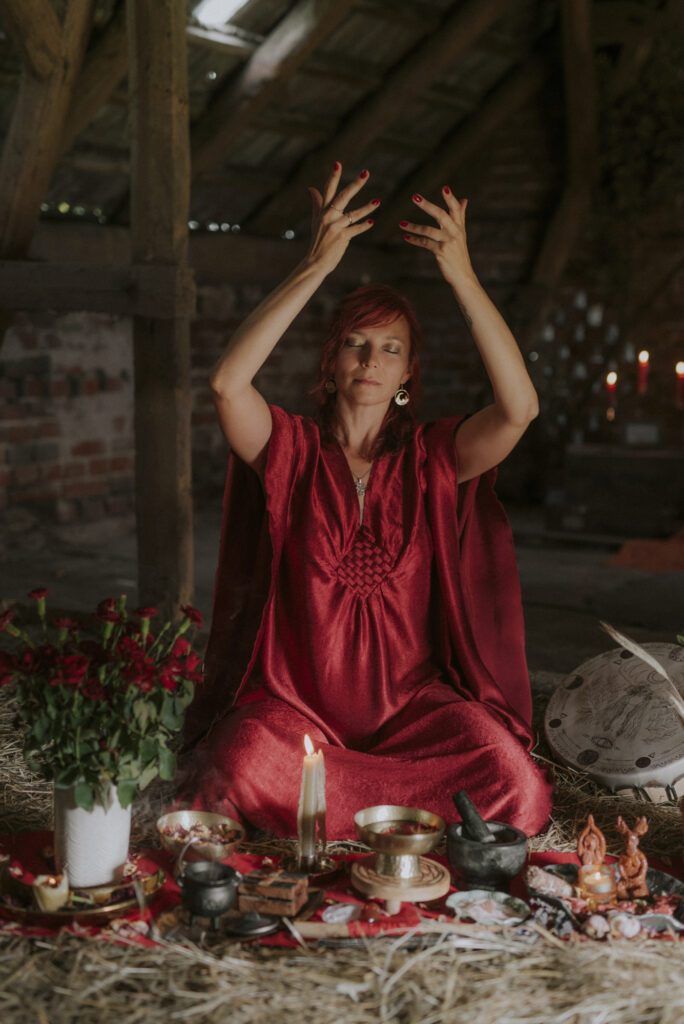 kobieta wiedźma w czerwonej szacie podczas święta lammas