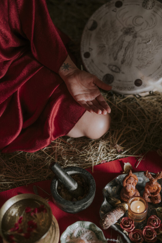 kobieta wiedźma w czerwonej szacie podczas święta lammas