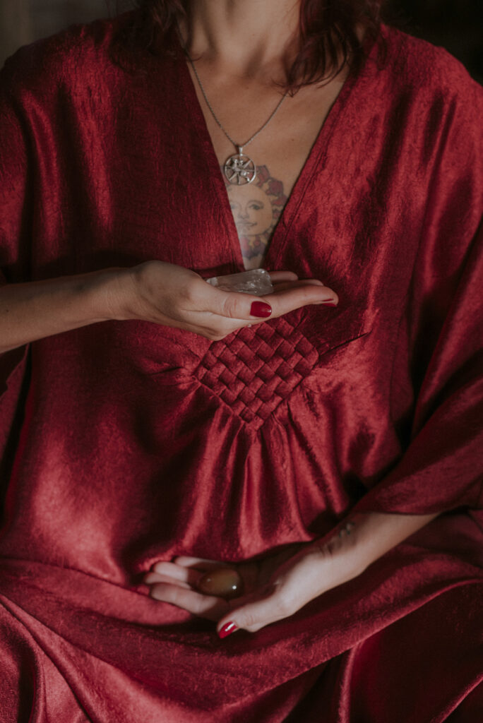 kobieta wiedźma w czerwonej szacie podczas święta lammas