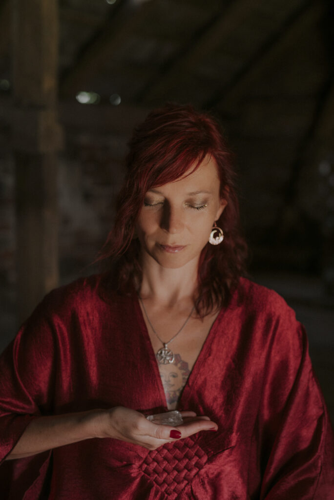 kobieta wiedźma w czerwonej szacie podczas święta lammas