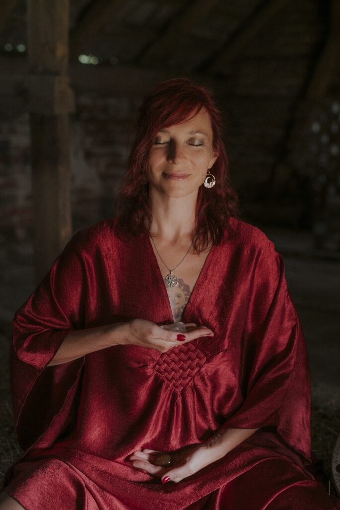 kobieta wiedźma w czerwonej szacie podczas święta lammas