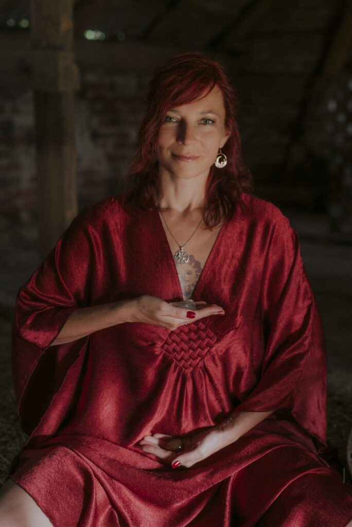 kobieta wiedźma w czerwonej szacie