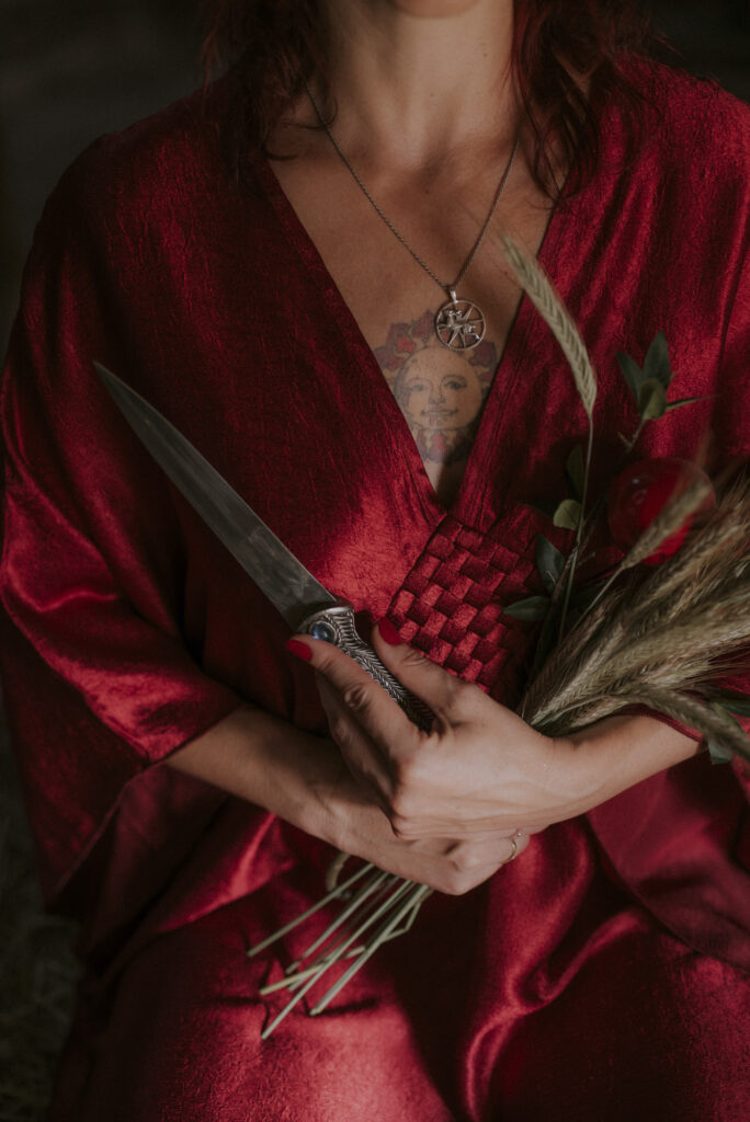 kobieta wiedźma w czerwonej szacie podczas święta lammas