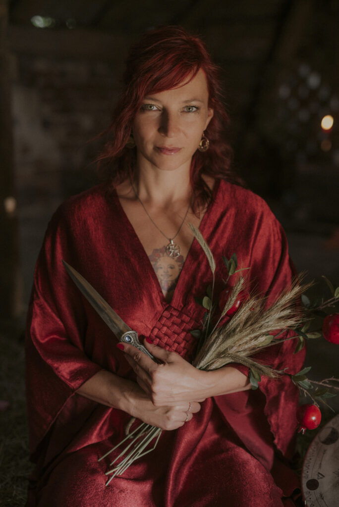 kobieta wiedźma w czerwonej szacie podczas święta lammas