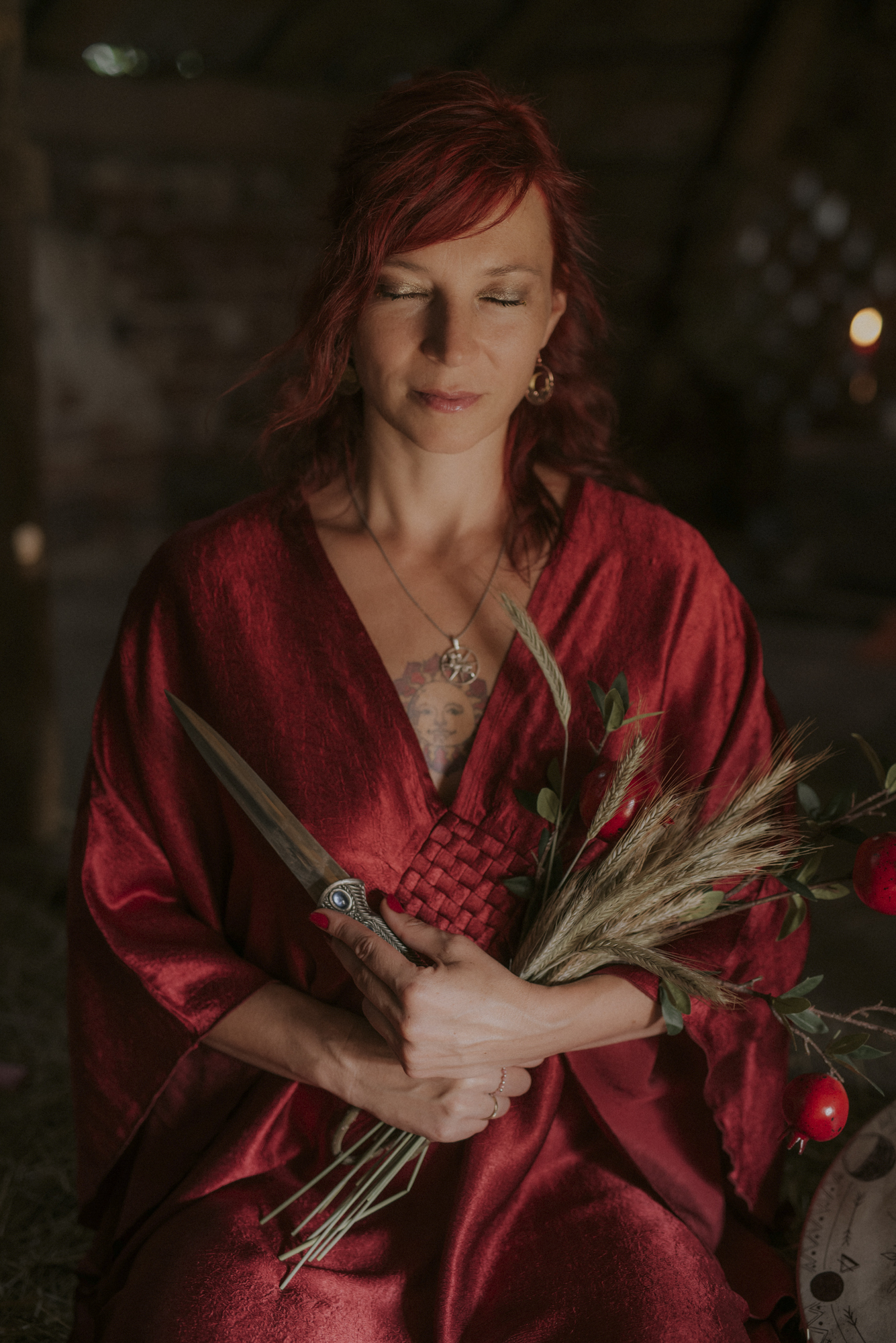 kobieta wiedźma w czerwonej szacie podczas święta lammas