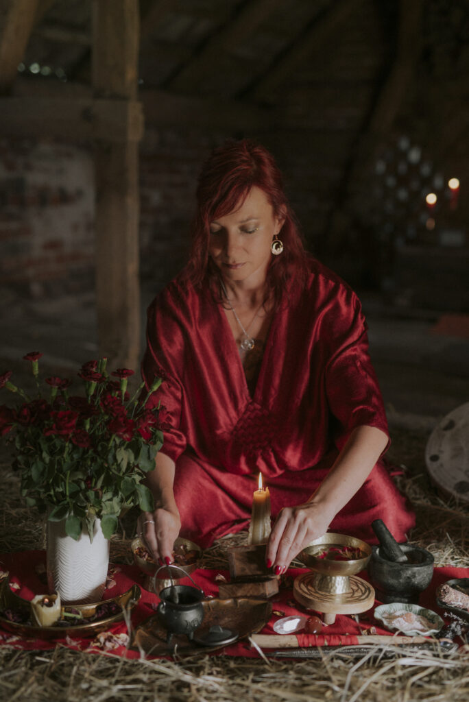 kobieta wiedźma w czerwonej szacie